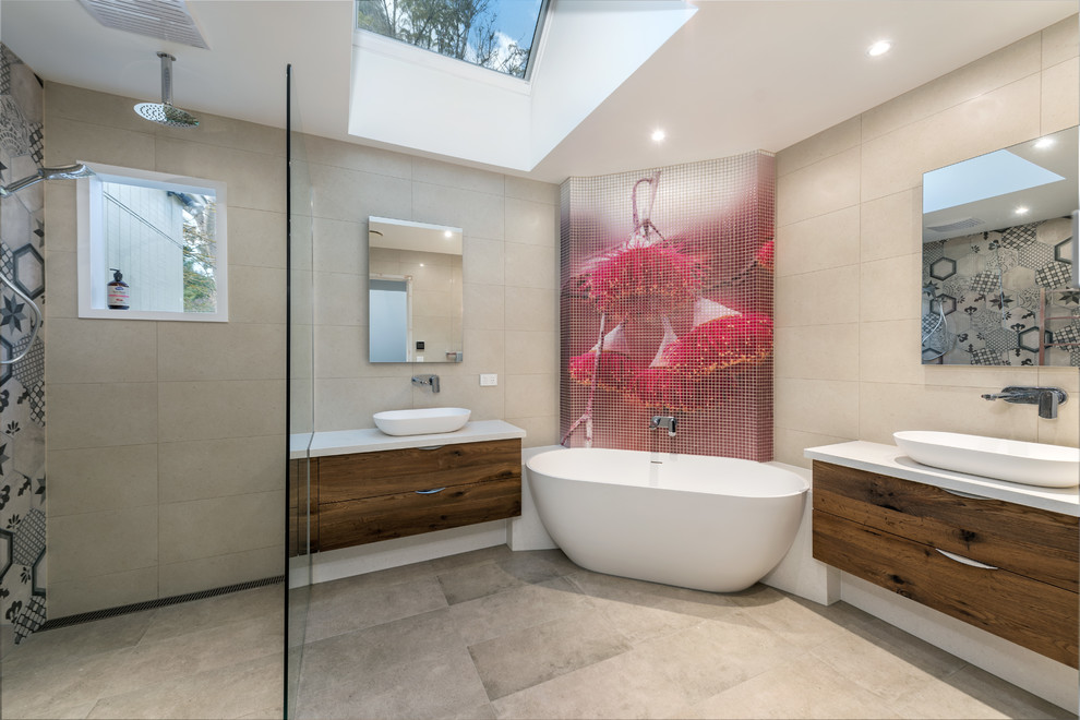 Großes Modernes Badezimmer mit flächenbündigen Schrankfronten, braunen Schränken, freistehender Badewanne, farbigen Fliesen, bunten Wänden, Aufsatzwaschbecken, beigem Boden, offener Dusche, weißer Waschtischplatte und offener Dusche in Melbourne