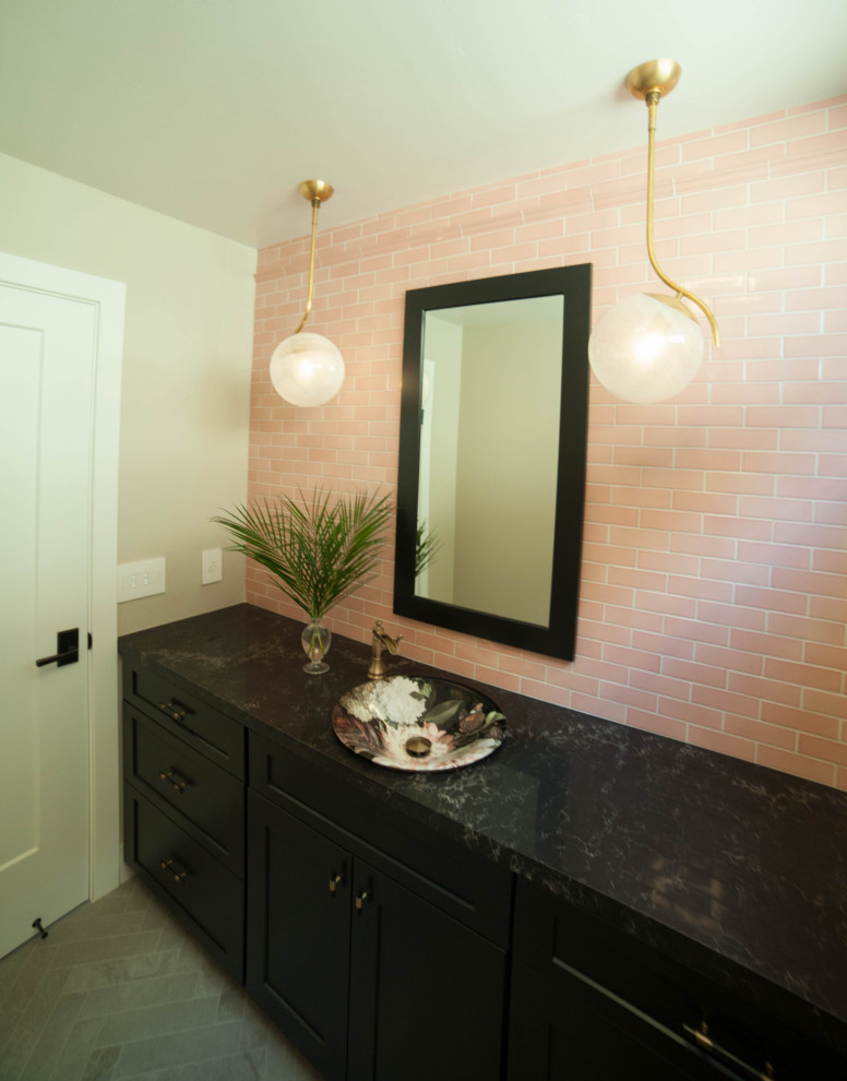 Идея дизайна: ванная комната среднего размера в морском стиле с фасадами в стиле шейкер, черными фасадами, унитазом-моноблоком, розовой плиткой, керамической плиткой, бежевыми стенами, полом из керамогранита, настольной раковиной, столешницей из искусственного кварца, серым полом и черной столешницей