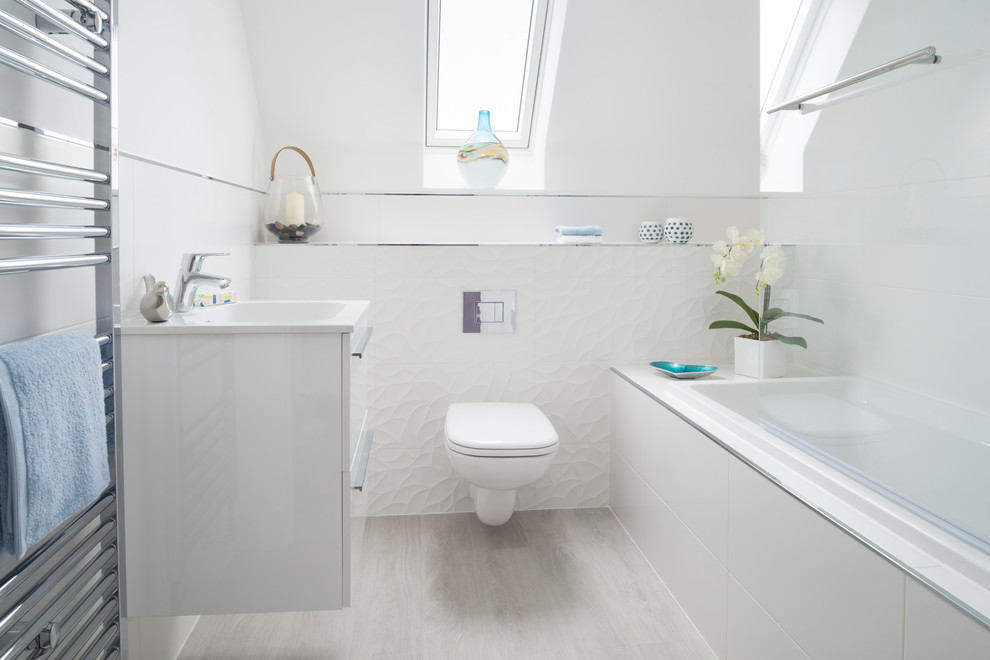 На фото: главная ванная комната в современном стиле с плоскими фасадами, белыми фасадами, накладной ванной, душем над ванной, инсталляцией, белой плиткой, белыми стенами и накладной раковиной с