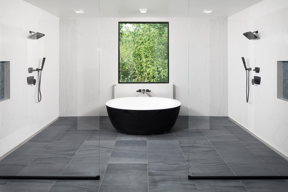 Foto di una stanza da bagno moderna con vasca idromassaggio, doccia doppia, piastrelle bianche, pareti bianche, pavimento grigio e doccia aperta