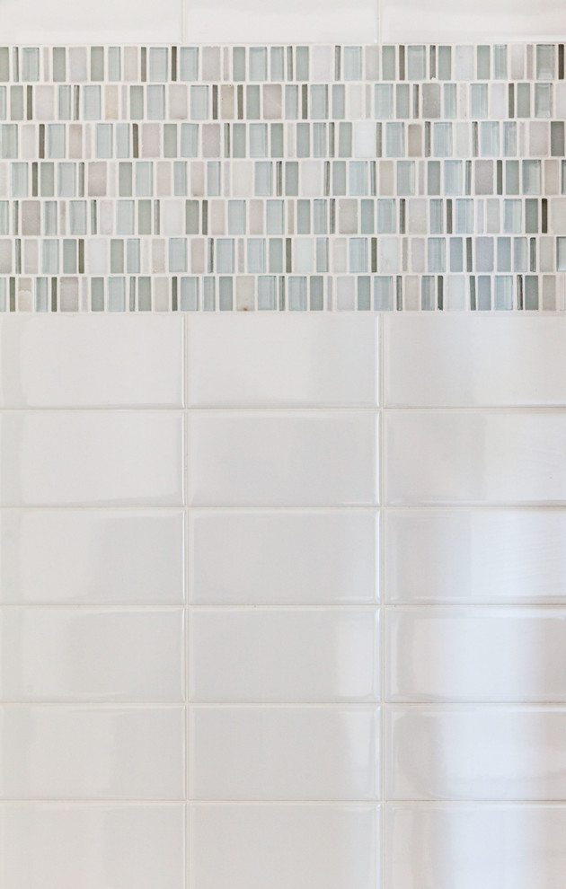 Esempio di una piccola stanza da bagno per bambini chic con doccia alcova, piastrelle bianche e piastrelle a mosaico