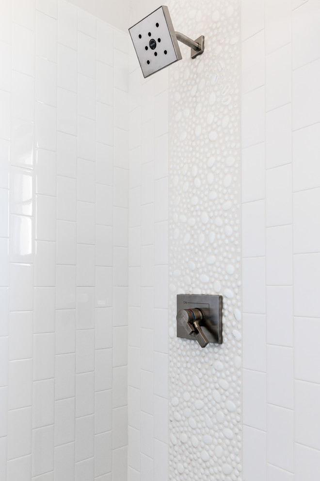 На фото: маленькая детская ванная комната в стиле неоклассика (современная классика) с душем в нише, белой плиткой, галечной плиткой и белыми стенами для на участке и в саду