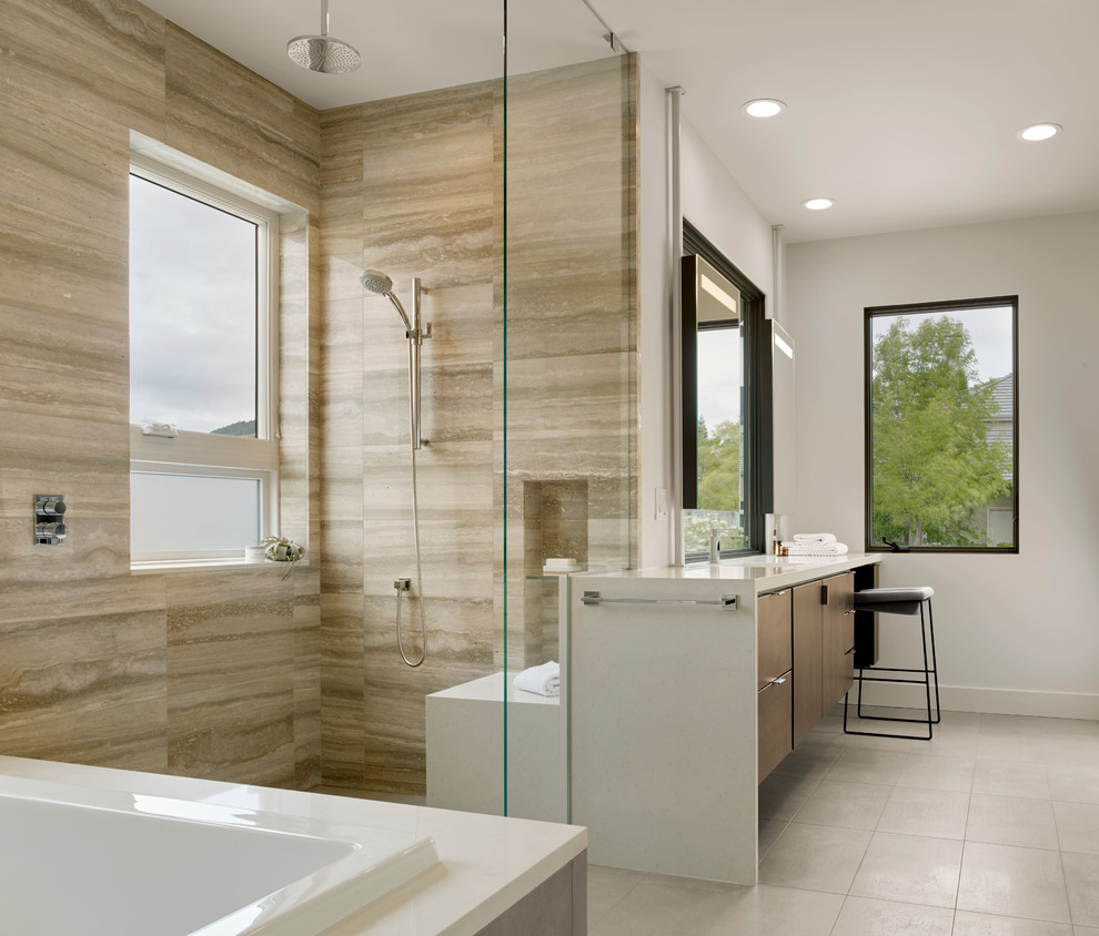 Idées déco pour une salle de bain contemporaine en bois foncé avec un placard à porte plane, une baignoire posée, une douche ouverte, un carrelage beige, un mur blanc, aucune cabine et une fenêtre.