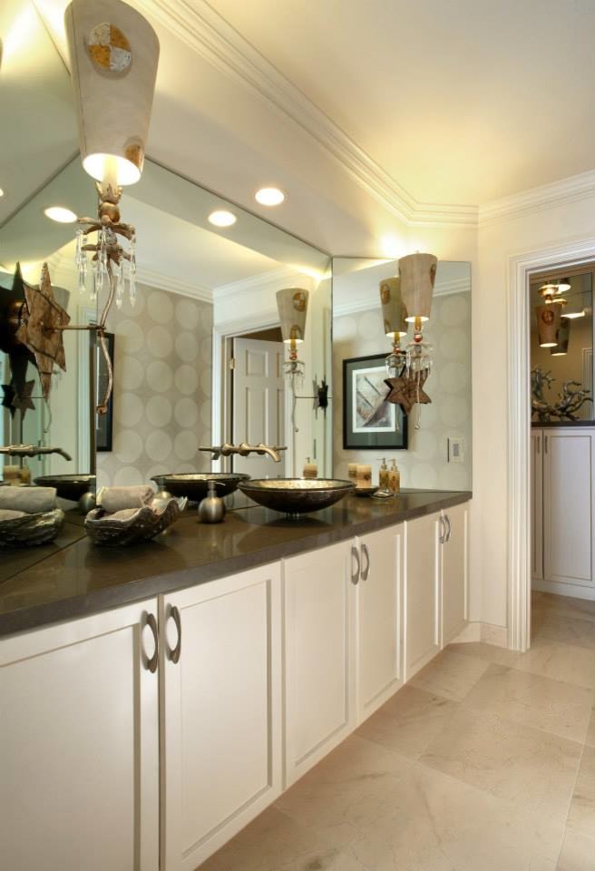 Idée de décoration pour une salle de bain principale tradition de taille moyenne avec des portes de placard blanches, un mur blanc, un sol en carrelage de céramique, une vasque, un plan de toilette en granite, un placard avec porte à panneau encastré et un sol beige.