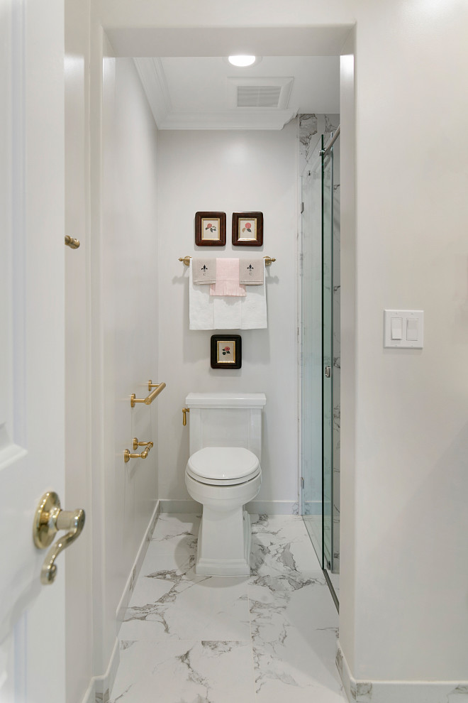 Источник вдохновения для домашнего уюта: маленькая ванная комната в стиле неоклассика (современная классика) с фасадами с утопленной филенкой, зелеными фасадами, душем в нише, раздельным унитазом, черно-белой плиткой, керамогранитной плиткой, бежевыми стенами, полом из керамогранита, душевой кабиной, врезной раковиной, столешницей из искусственного кварца, белым полом, душем с распашными дверями и белой столешницей для на участке и в саду
