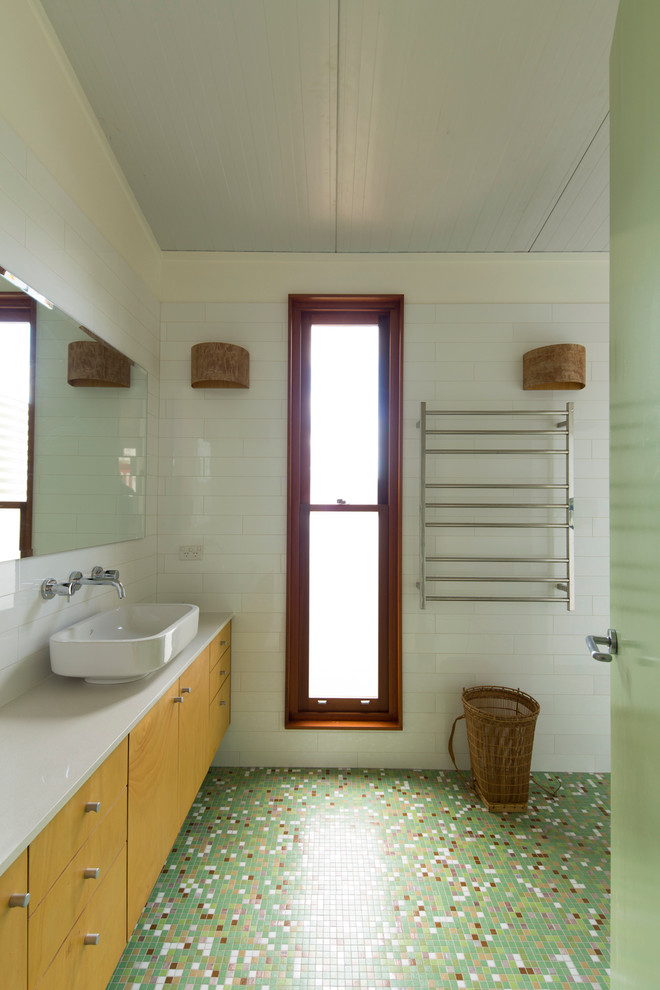 Exemple d'une petite salle de bain principale tendance en bois clair avec une vasque, un plan de toilette en quartz modifié, un carrelage vert, mosaïque, un mur blanc et un sol en carrelage de terre cuite.