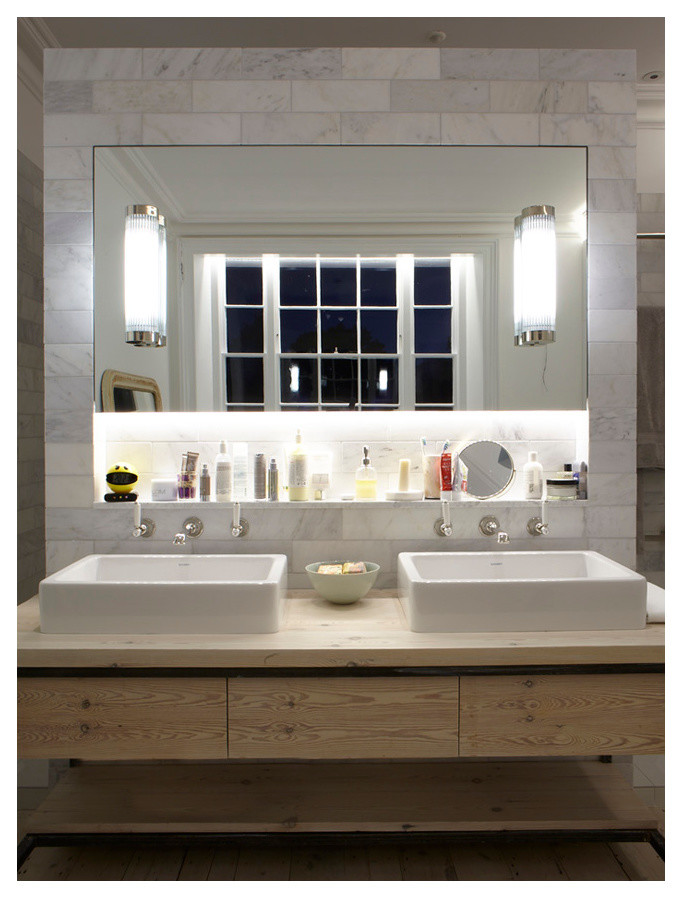 Uriges Badezimmer mit weißen Fliesen, integriertem Waschbecken und Waschtisch aus Holz in London