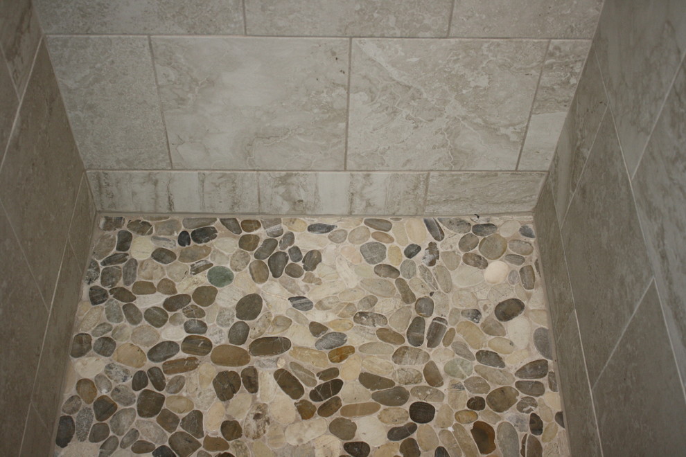 Ispirazione per una stanza da bagno con doccia american style con lavabo da incasso, ante a filo, ante bianche, doccia ad angolo e pareti grigie