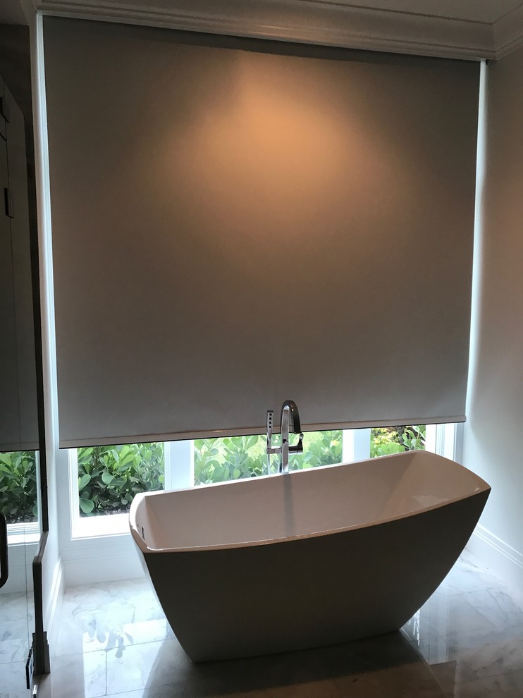Свежая идея для дизайна: главная ванная комната в современном стиле с мраморным полом и бежевым полом - отличное фото интерьера