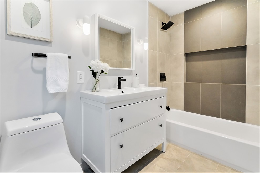 Cette photo montre une salle de bain tendance de taille moyenne avec des portes de placard blanches, WC à poser, un sol beige, un plan de toilette blanc, une baignoire en alcôve, un combiné douche/baignoire, un mur gris, une vasque, une cabine de douche avec un rideau, un sol en vinyl, un placard en trompe-l'oeil et un carrelage beige.
