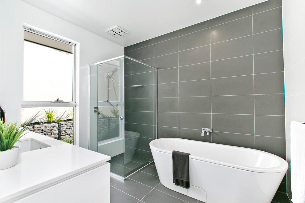 Foto de cuarto de baño minimalista con bañera exenta