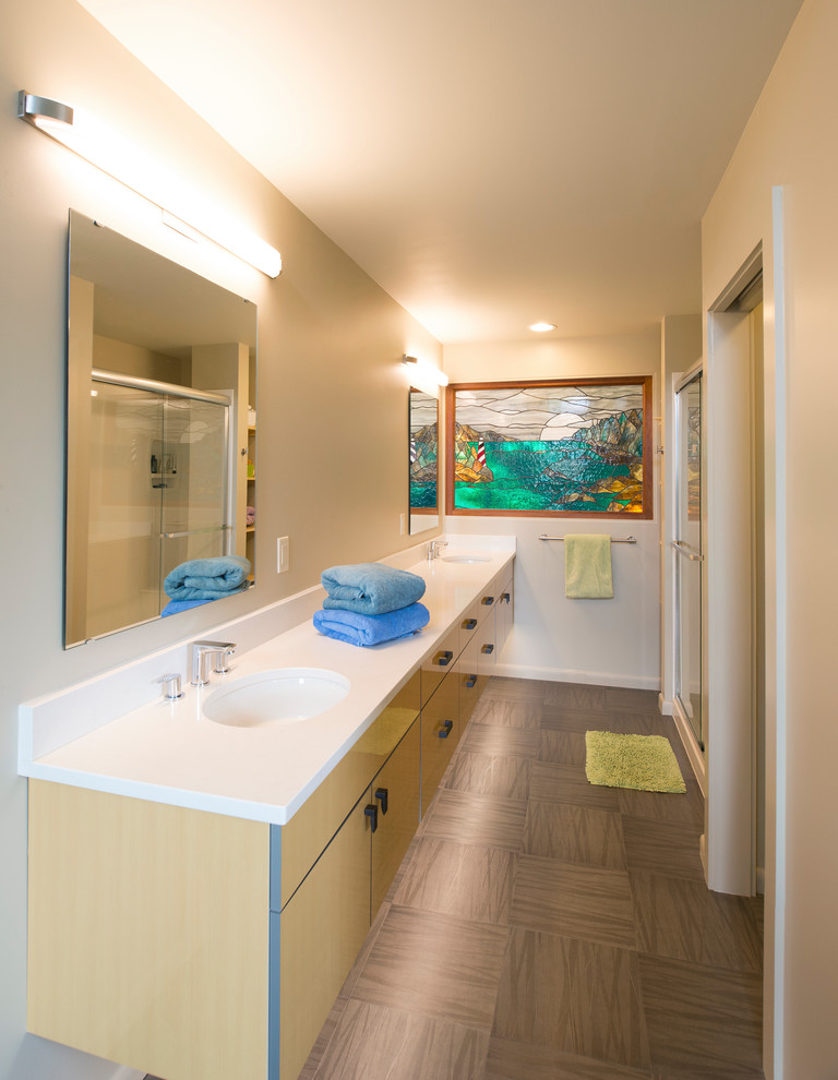 Idee per una grande stanza da bagno minimal con ante lisce e doccia a filo pavimento