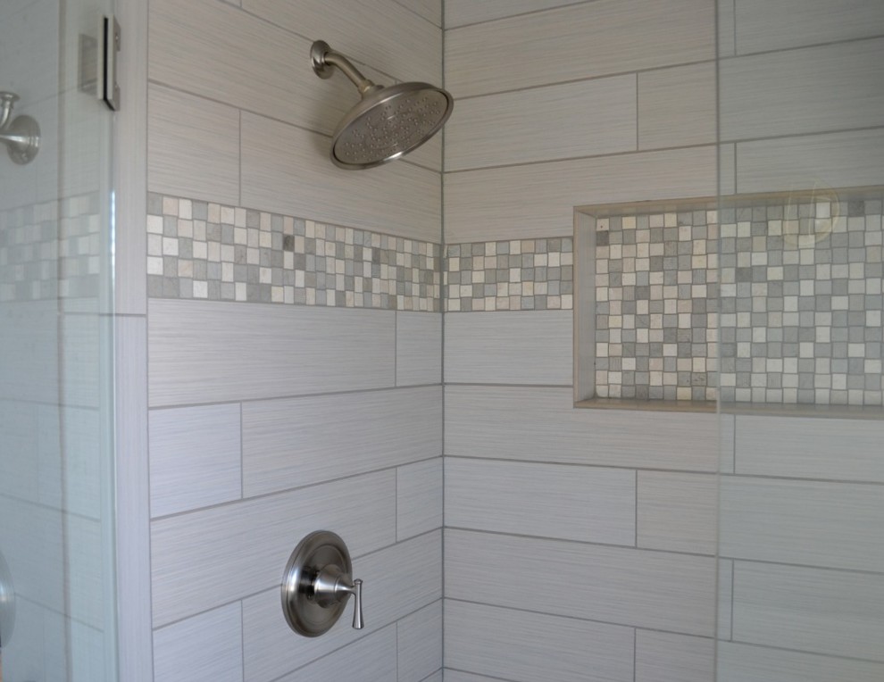 Imagen de cuarto de baño clásico renovado de tamaño medio con ducha doble, baldosas y/o azulejos beige y baldosas y/o azulejos de cemento