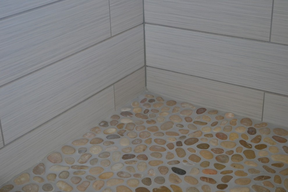 Immagine di una stanza da bagno tradizionale di medie dimensioni con doccia doppia, piastrelle beige e piastrelle diamantate