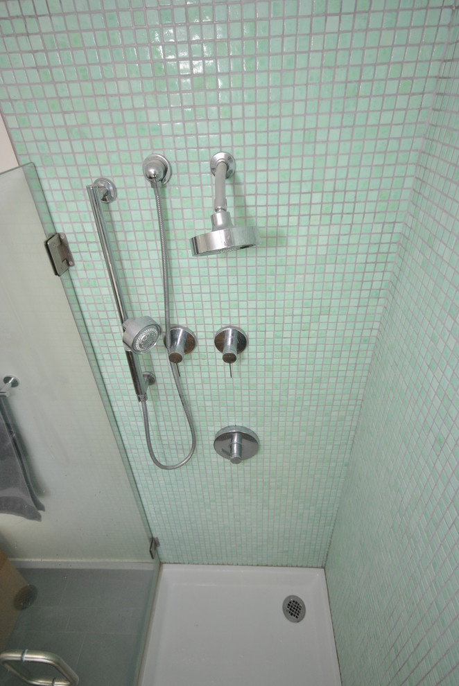 Bathroom - modern bathroom idea in Other