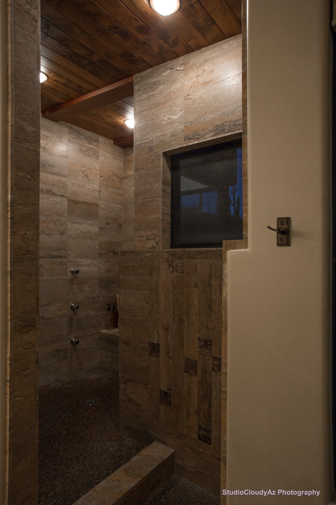 Идея дизайна: большая главная ванная комната в современном стиле с фасадами в стиле шейкер, темными деревянными фасадами, гидромассажной ванной, угловым душем, унитазом-моноблоком, бежевой плиткой, черно-белой плиткой, коричневой плиткой, серой плиткой, галечной плиткой, бежевыми стенами, полом из керамической плитки, накладной раковиной и столешницей из гранита