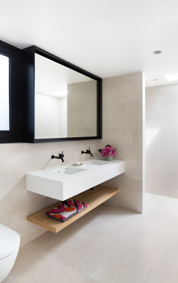 Свежая идея для дизайна: ванная комната в современном стиле с душем без бортиков, инсталляцией, бежевой плиткой, бежевыми стенами, врезной раковиной, бежевым полом, открытым душем и белой столешницей - отличное фото интерьера