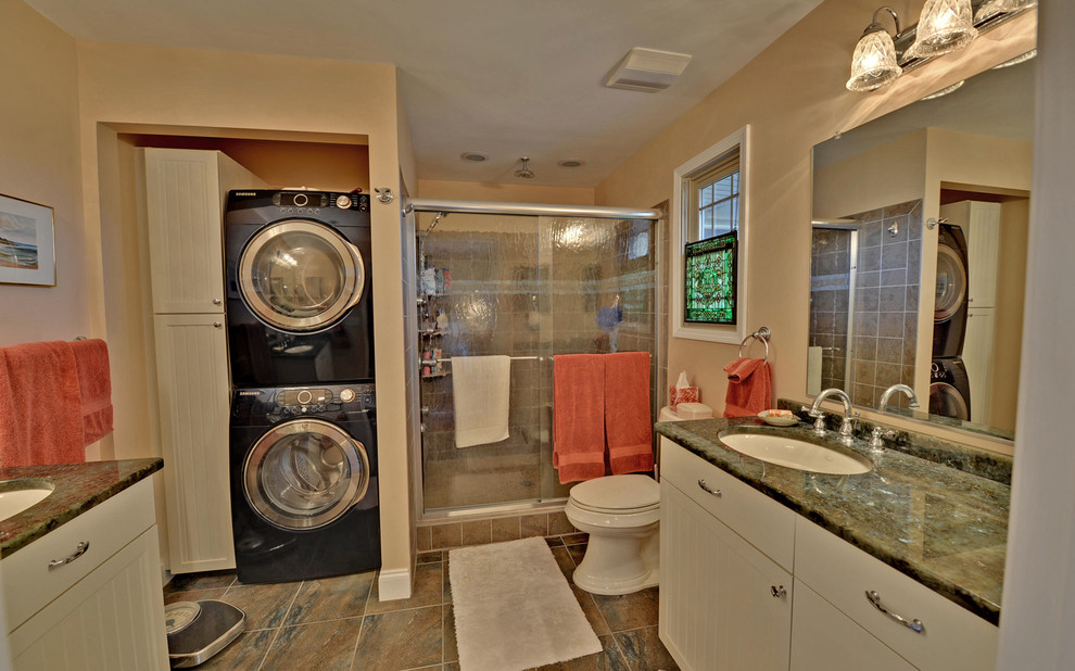 Klassisches Badezimmer mit Wäscheaufbewahrung in Atlanta