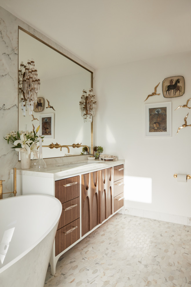 Стильный дизайн: главная ванная комната среднего размера в современном стиле с коричневыми фасадами, отдельно стоящей ванной, душевой комнатой, инсталляцией, белой плиткой, плиткой из листового камня, белыми стенами, мраморным полом, врезной раковиной, мраморной столешницей, белым полом, открытым душем, белой столешницей, фасадами с утопленной филенкой, тумбой под две раковины и встроенной тумбой - последний тренд