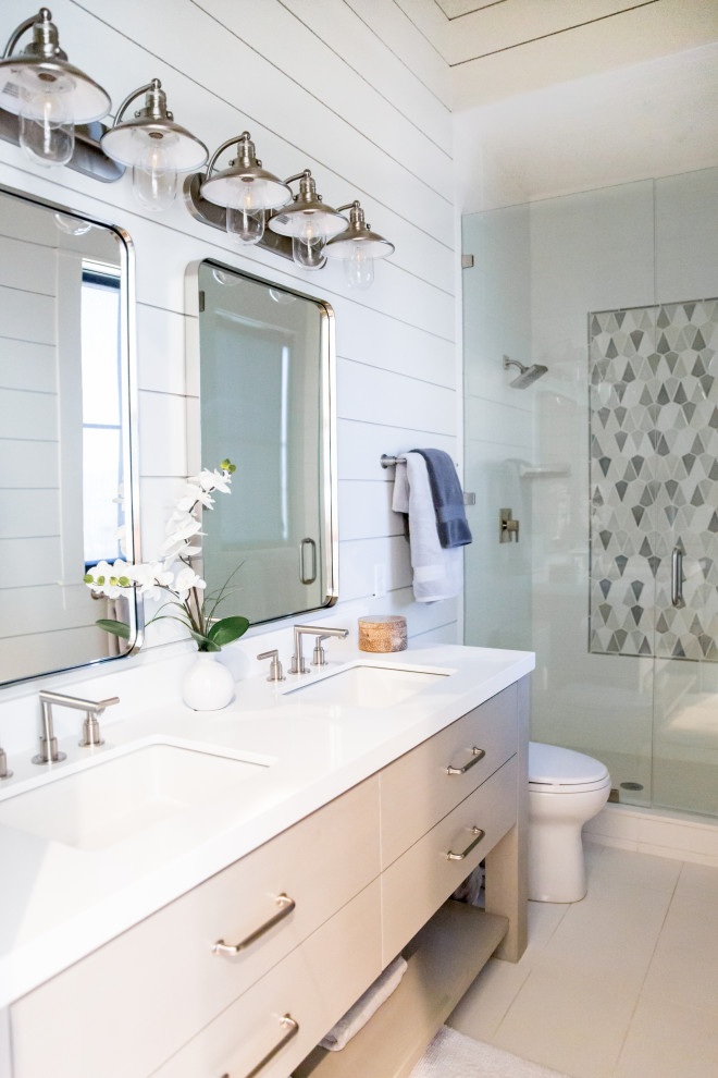 Inspiration för stora rustika vitt badrum med dusch, med möbel-liknande, beige skåp, en öppen dusch, en toalettstol med hel cisternkåpa, vit kakel, gula väggar, ett undermonterad handfat, vitt golv och dusch med gångjärnsdörr