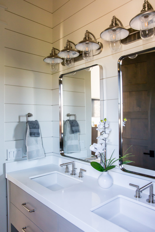 Rustik inredning av ett stort vit vitt badrum med dusch, med möbel-liknande, beige skåp, en öppen dusch, en toalettstol med hel cisternkåpa, vit kakel, gula väggar, ett undermonterad handfat, vitt golv och dusch med gångjärnsdörr