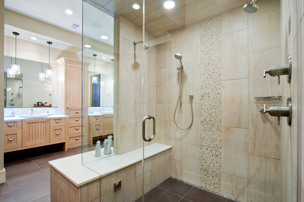 Cette photo montre une salle de bain chic en bois clair avec un placard avec porte à panneau encastré, une douche d'angle, un carrelage beige et un mur beige.