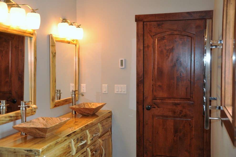 Idéer för att renovera ett mellanstort rustikt en-suite badrum, med skåp i slitet trä, en öppen dusch, en toalettstol med hel cisternkåpa, beige kakel, porslinskakel, klinkergolv i porslin, ett fristående handfat, träbänkskiva, vitt golv och med dusch som är öppen
