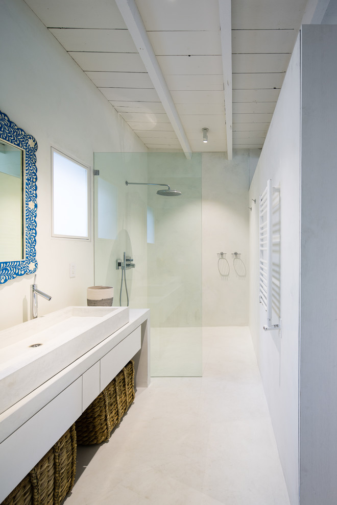 На фото: маленькая ванная комната в скандинавском стиле с белыми стенами, плоскими фасадами, белыми фасадами, открытым душем и открытым душем для на участке и в саду