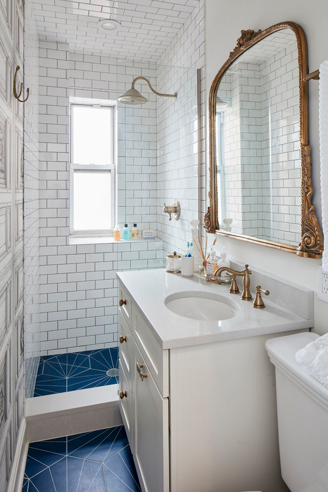 Пример оригинального дизайна: маленькая ванная комната в стиле фьюжн с фасадами в стиле шейкер, белыми фасадами, душем в нише, раздельным унитазом, белой плиткой, керамической плиткой, белыми стенами, полом из керамической плитки, душевой кабиной, врезной раковиной, столешницей из искусственного кварца, синим полом, открытым душем и серой столешницей для на участке и в саду