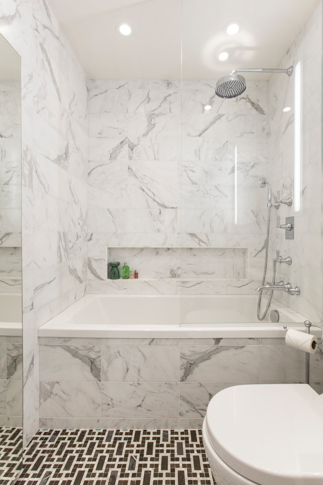 Свежая идея для дизайна: главная ванная комната среднего размера в современном стиле с плоскими фасадами, белыми фасадами, накладной ванной, душем над ванной, раздельным унитазом, разноцветной плиткой, мраморной плиткой, белыми стенами, полом из мозаичной плитки, монолитной раковиной, разноцветным полом, открытым душем и белой столешницей - отличное фото интерьера