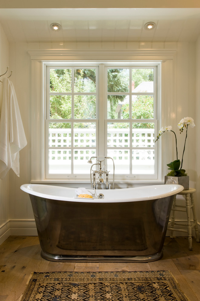На фото: ванная комната в викторианском стиле с отдельно стоящей ванной