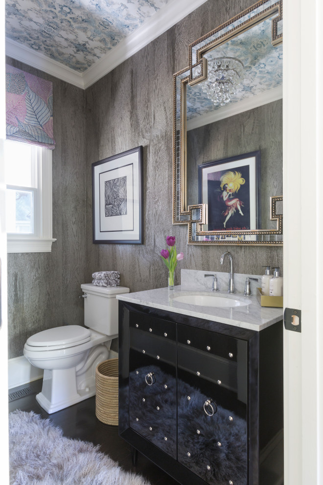 Modelo de cuarto de baño clásico renovado con armarios con paneles lisos, puertas de armario negras, sanitario de dos piezas, paredes grises, lavabo bajoencimera, suelo negro y encimeras blancas