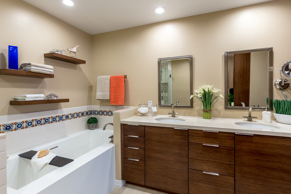Foto på ett medelhavsstil en-suite badrum, med beige kakel