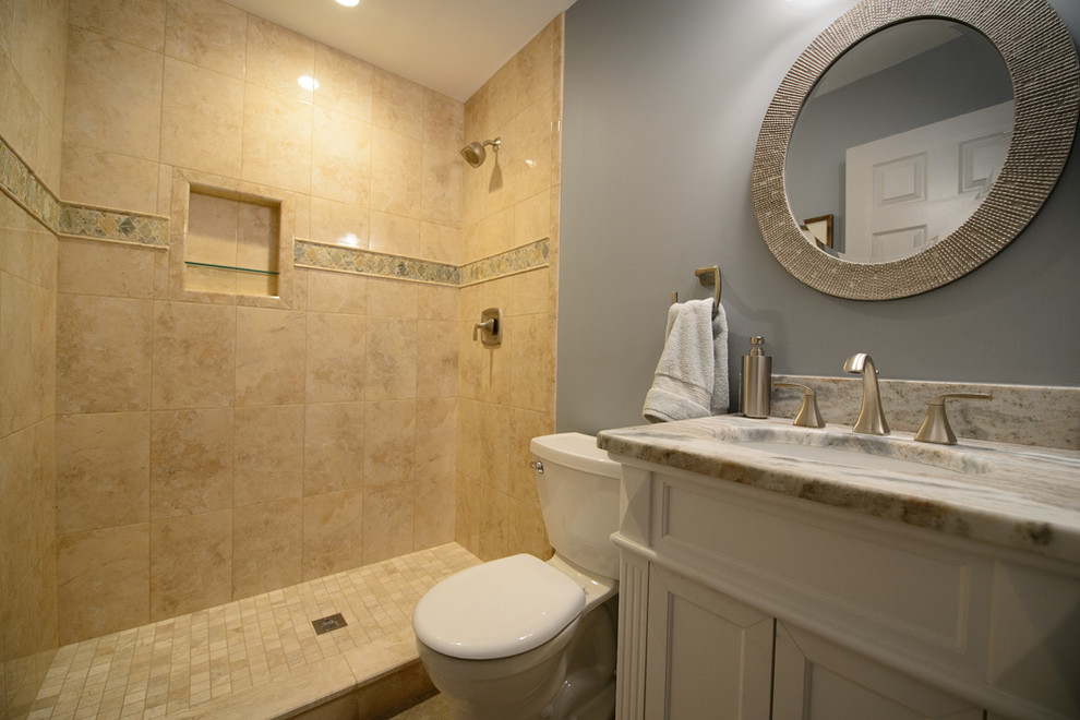 Ejemplo de cuarto de baño tradicional pequeño con ducha empotrada y suelo de baldosas de porcelana