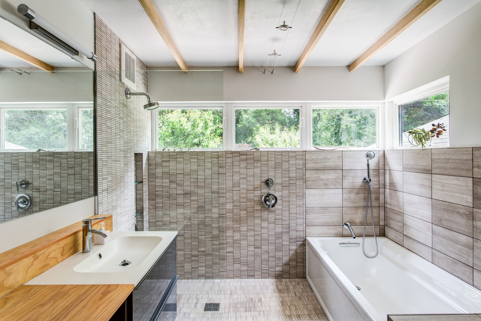 Пример оригинального дизайна: ванная комната в современном стиле с столешницей из дерева, открытым душем, серой плиткой, ванной в нише и открытым душем
