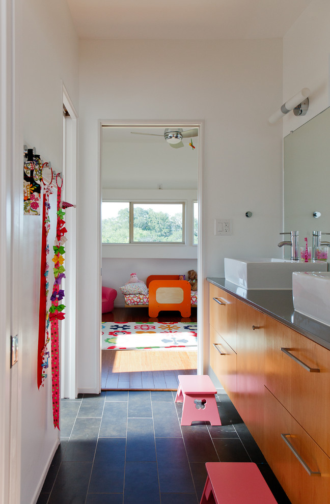 オースティンにあるコンテンポラリースタイルのおしゃれな子供用バスルーム (ベッセル式洗面器) の写真