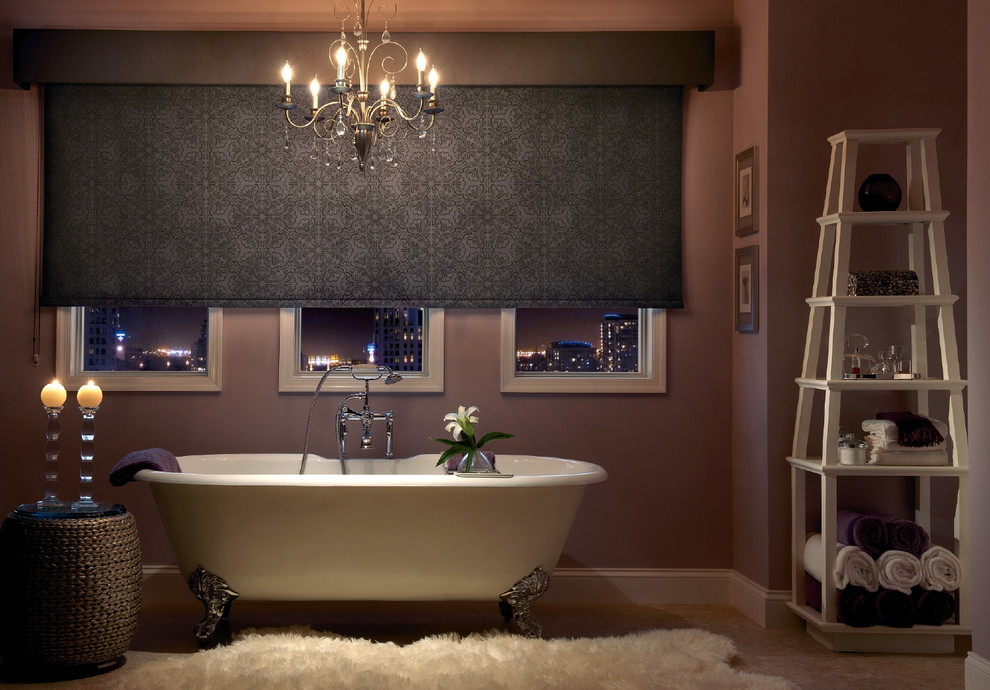 Großes Modernes Badezimmer En Suite mit Löwenfuß-Badewanne, grauer Wandfarbe und Betonboden in Miami