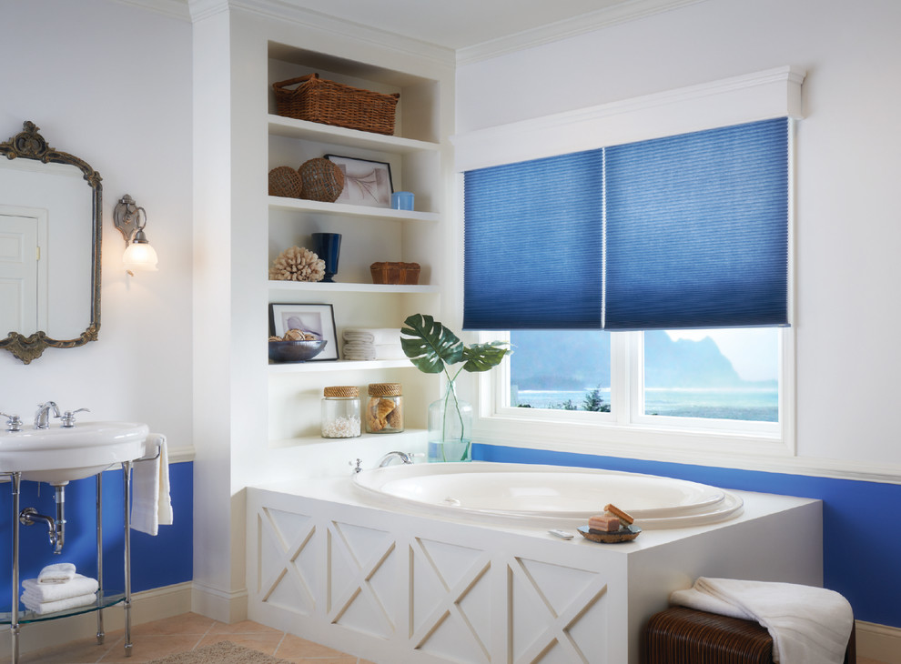 Diseño de cuarto de baño principal marinero de tamaño medio con bañera esquinera, paredes azules, suelo de baldosas de cerámica y lavabo con pedestal