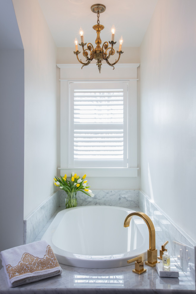 Großes Klassisches Badezimmer En Suite mit Eckbadewanne und weißer Wandfarbe in Baltimore