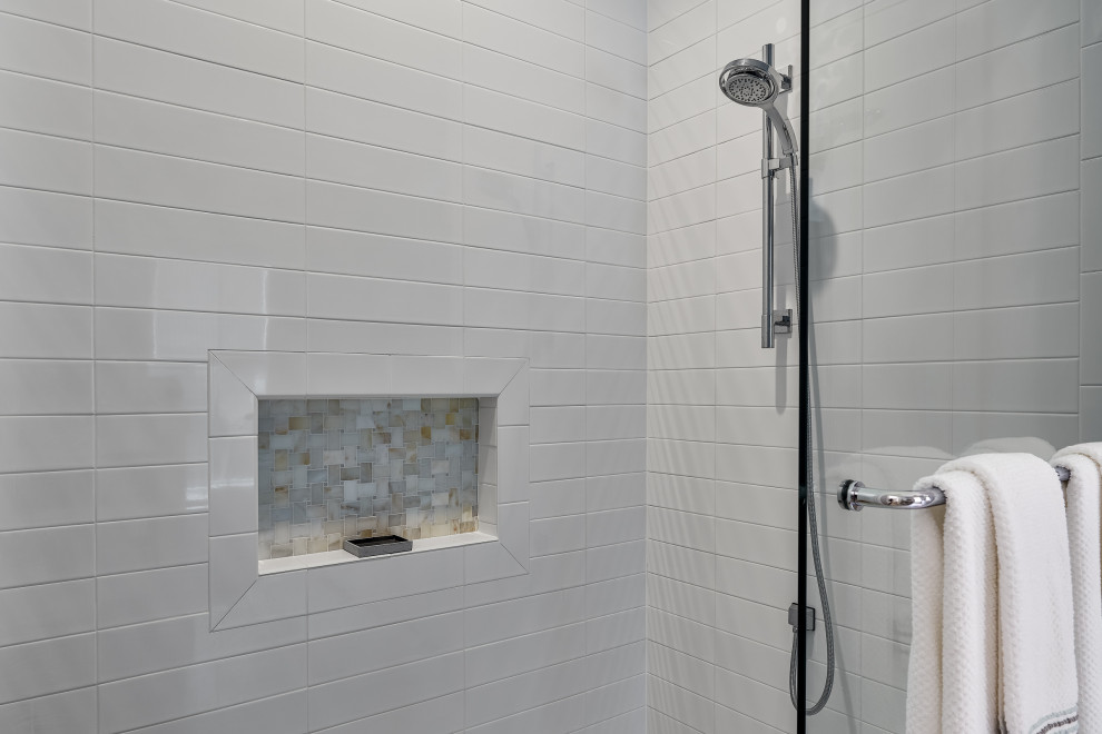 Свежая идея для дизайна: большая ванная комната в морском стиле с серыми фасадами, открытым душем, белой плиткой, плиткой кабанчик, белыми стенами, душевой кабиной, открытым душем, белой столешницей, тумбой под две раковины и встроенной тумбой - отличное фото интерьера