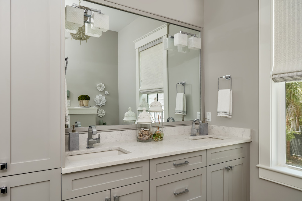 Großes Maritimes Duschbad mit grauen Schränken, offener Dusche, weißer Wandfarbe, offener Dusche, weißer Waschtischplatte, Doppelwaschbecken und eingebautem Waschtisch in Charleston