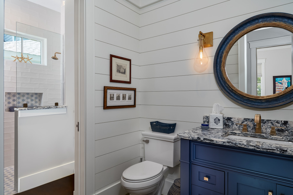 Свежая идея для дизайна: большая детская ванная комната в морском стиле с синими фасадами, открытым душем, белой плиткой, плиткой кабанчик, белыми стенами, открытым душем, белой столешницей и встроенной тумбой - отличное фото интерьера