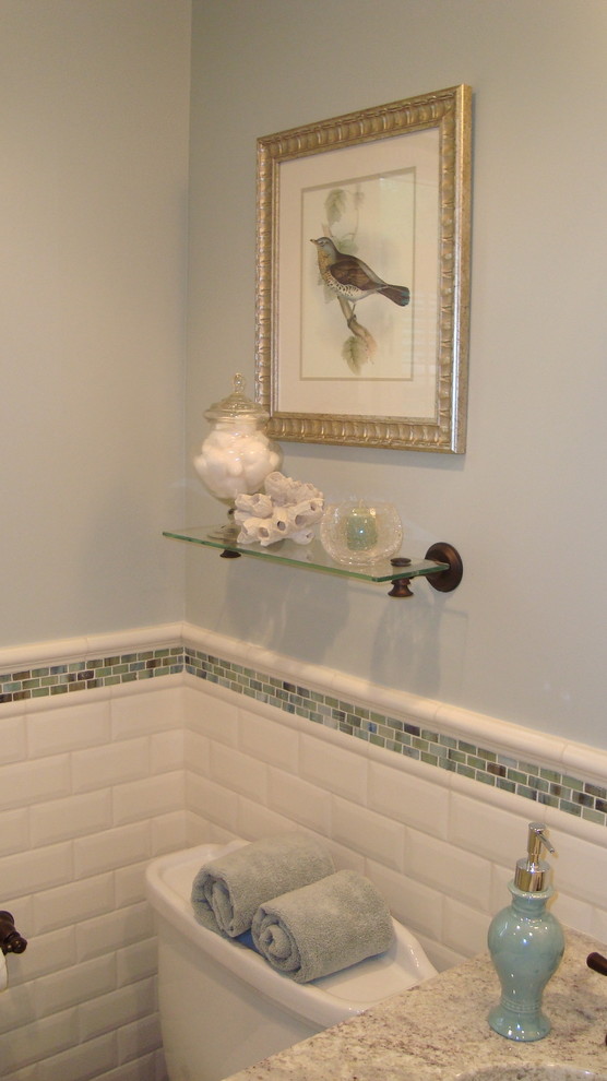 На фото: ванная комната среднего размера в морском стиле с фасадами в стиле шейкер, бежевыми фасадами, ванной в нише, душем в нише, раздельным унитазом, зеленой плиткой, белой плиткой, врезной раковиной, столешницей из гранита, синими стенами и плиткой кабанчик с