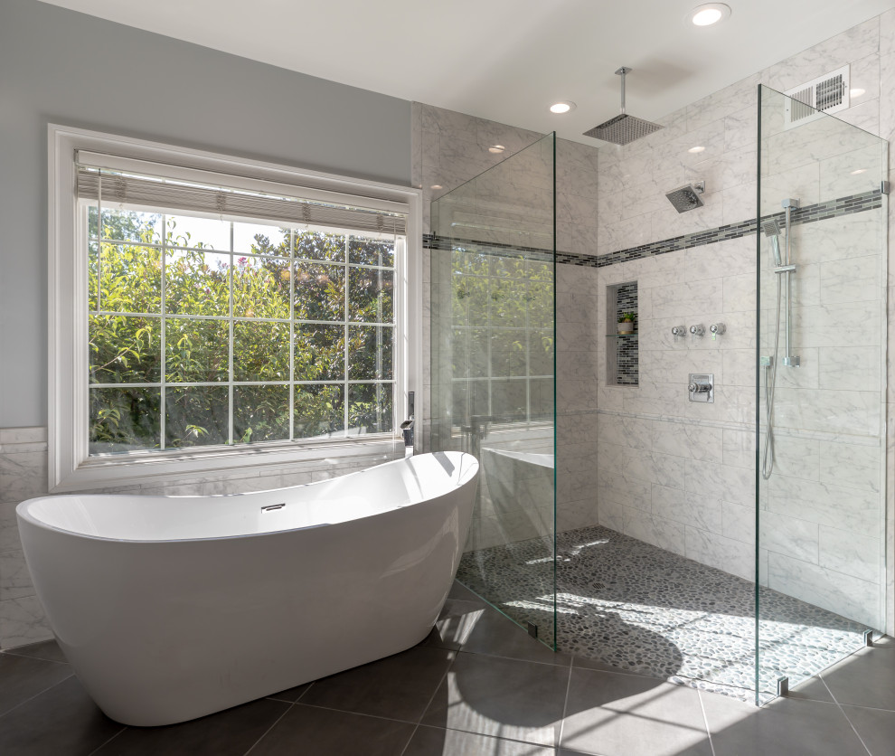 Foto di una stanza da bagno padronale di medie dimensioni con ante bianche, vasca freestanding, doccia doppia, pareti blu, pavimento con piastrelle in ceramica, top in granito e top nero