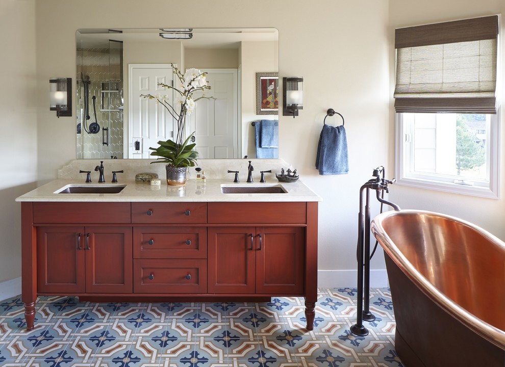 Bild på ett vintage vit vitt en-suite badrum, med skåp i mellenmörkt trä, ett fristående badkar, beige väggar, ett undermonterad handfat, flerfärgat golv och skåp i shakerstil