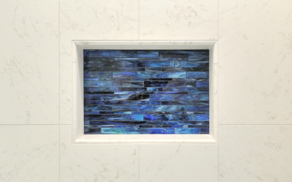 Пример оригинального дизайна: главная ванная комната среднего размера в современном стиле с плоскими фасадами, темными деревянными фасадами, угловым душем, синей плиткой, плиткой мозаикой, белыми стенами, мраморным полом и мраморной столешницей
