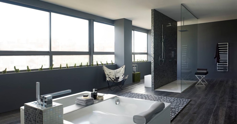 Источник вдохновения для домашнего уюта: большая главная ванная комната в современном стиле с отдельно стоящей ванной, угловым душем, серыми стенами и темным паркетным полом