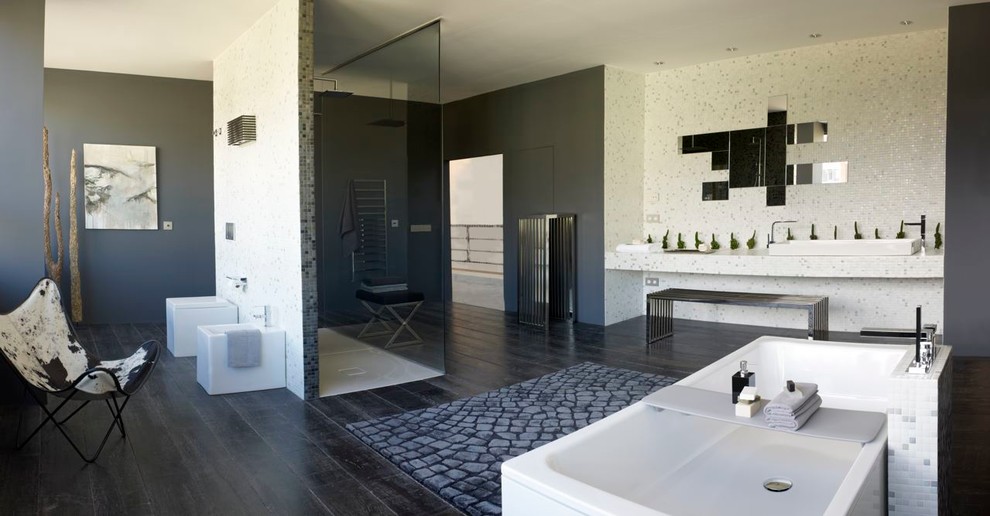 Пример оригинального дизайна: большая главная ванная комната в современном стиле с отдельно стоящей ванной, угловым душем, унитазом-моноблоком, бежевой плиткой, керамической плиткой, бежевыми стенами, темным паркетным полом, настольной раковиной и столешницей из плитки