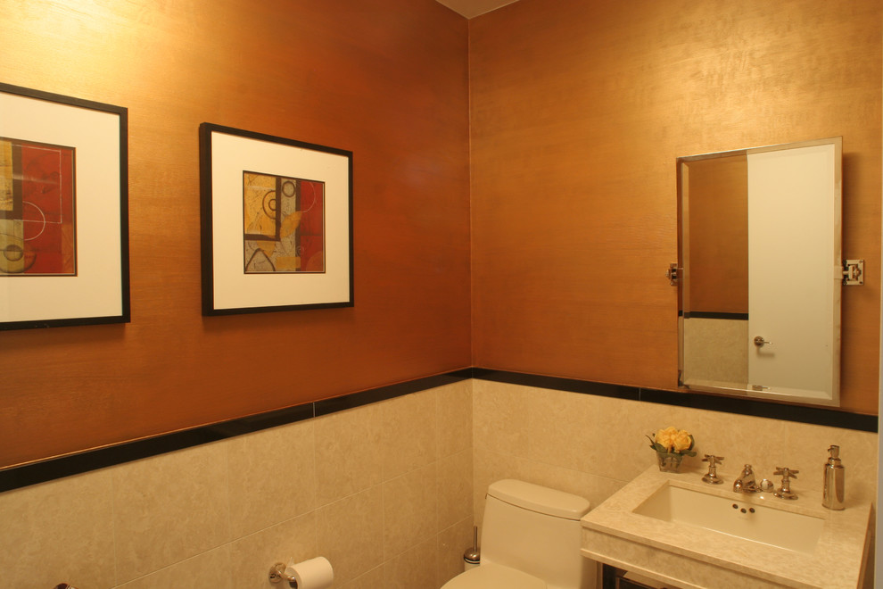 Immagine di una stanza da bagno con doccia moderna di medie dimensioni con WC monopezzo, piastrelle beige, piastrelle in ceramica, pareti marroni, pavimento con piastrelle in ceramica e lavabo sottopiano