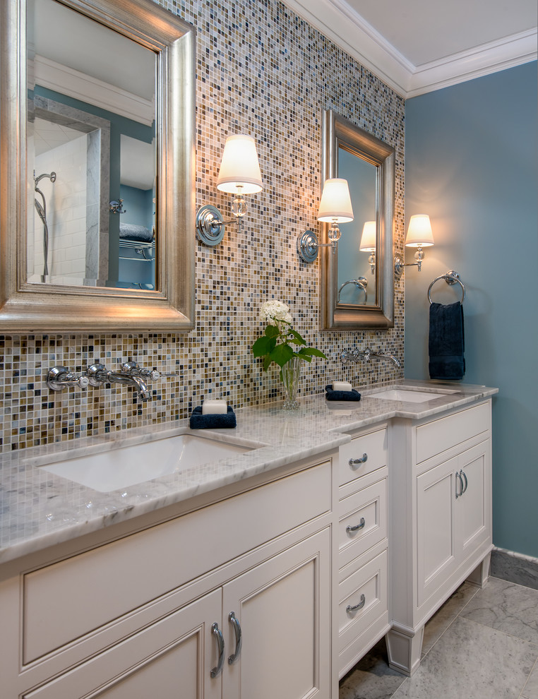 Свежая идея для дизайна: детская ванная комната среднего размера в стиле неоклассика (современная классика) с врезной раковиной, фасадами с декоративным кантом, белыми фасадами, мраморной столешницей, душем в нише, раздельным унитазом, серой плиткой, синими стенами, мраморным полом, плиткой мозаикой, разноцветным полом и разноцветной столешницей - отличное фото интерьера